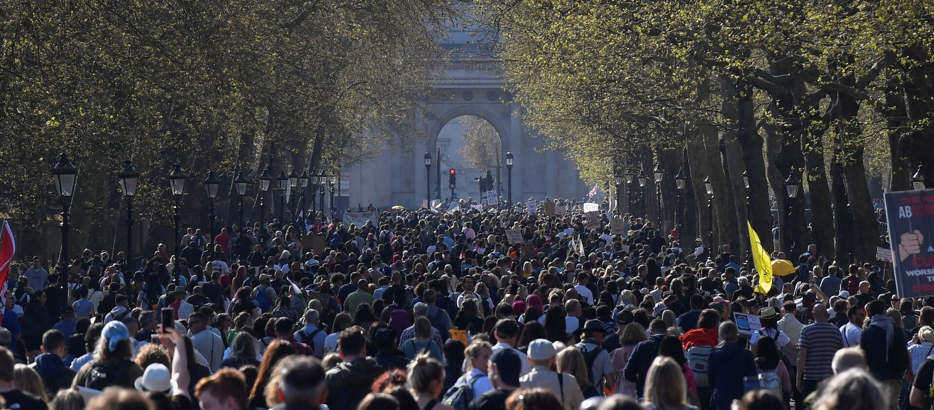 Demonstrators march during an anti-lockdown 'Unite for Freedom' protest, amid the spread of the coronavirus disease (COVID-19), in London, Britain, April 24, 2021 - Sputnik International, 1920