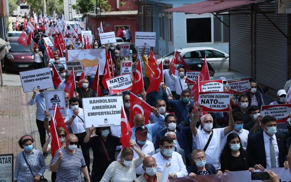 People protest outside Incirlik Air Base in Turkey, demanding to expel US troops stationed in it - Sputnik International