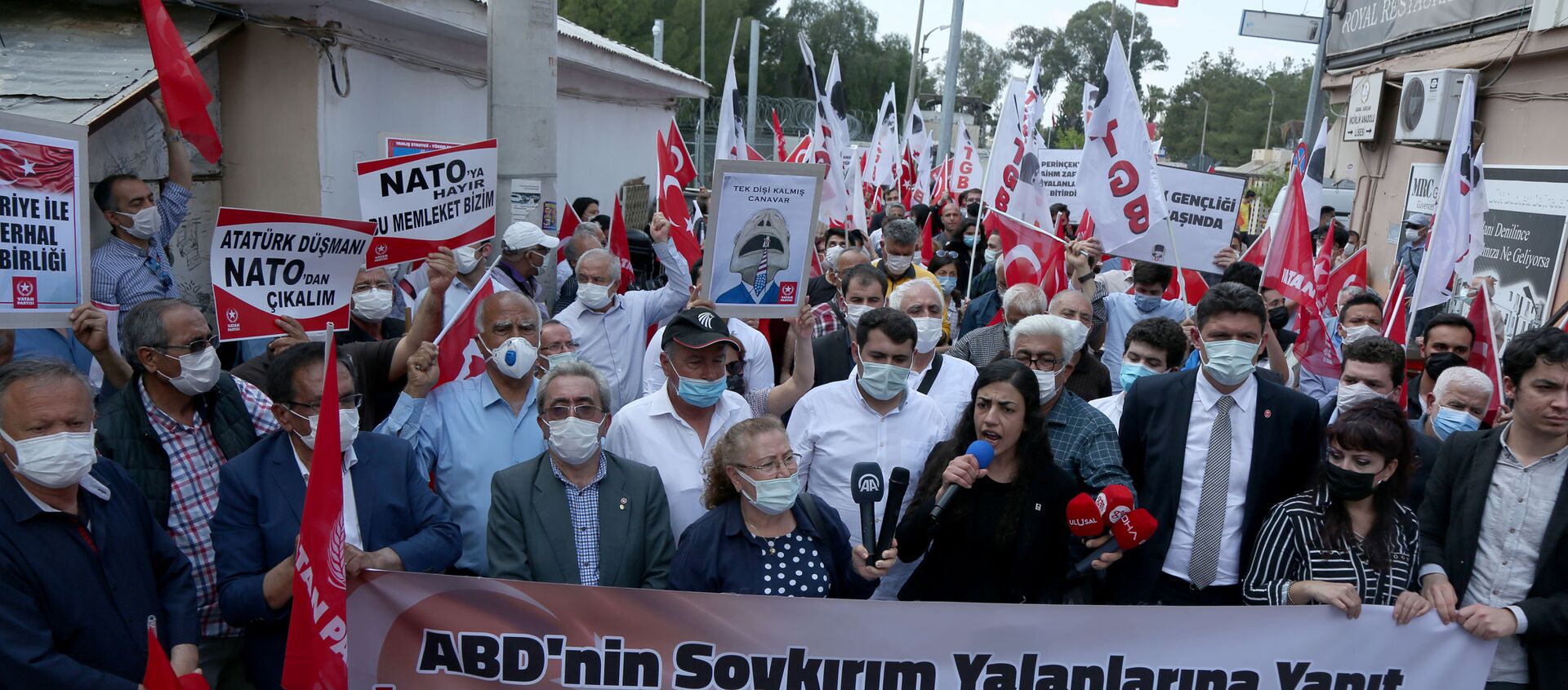 People protest outside Incirlik Air Base in Turkey, demanding to expel US troops stationed in it - Sputnik International, 1920, 27.04.2021
