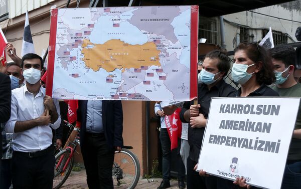 People protest outside Incirlik Air Base in Turkey, demanding to expel US troops stationed in it - Sputnik International