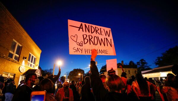 Protesters march in the evening after family members were shown body camera footage of a deputy sheriff shooting and killing Black suspect Andrew Brown Jr. last week, in Elizabeth City, North Carolina, U.S. April 26, 2021. Picture taken April 26, 2021.  REUTERS/Jonathan Drake - Sputnik International