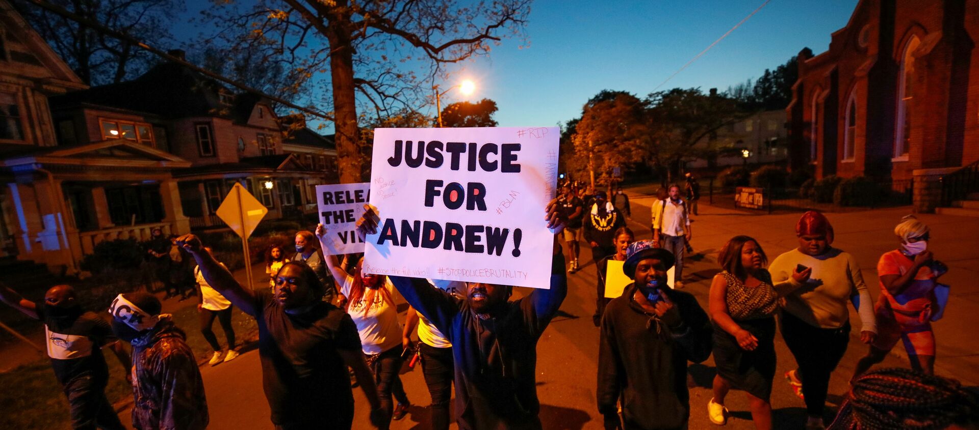 Protesters march in the evening after family members were shown body camera footage of a deputy sheriff shooting and killing Black suspect Andrew Brown Jr. last week, in Elizabeth City, North Carolina, U.S. April 26, 2021. Picture taken April 26, 2021.  REUTERS/Jonathan Drake - Sputnik International, 1920, 28.04.2021