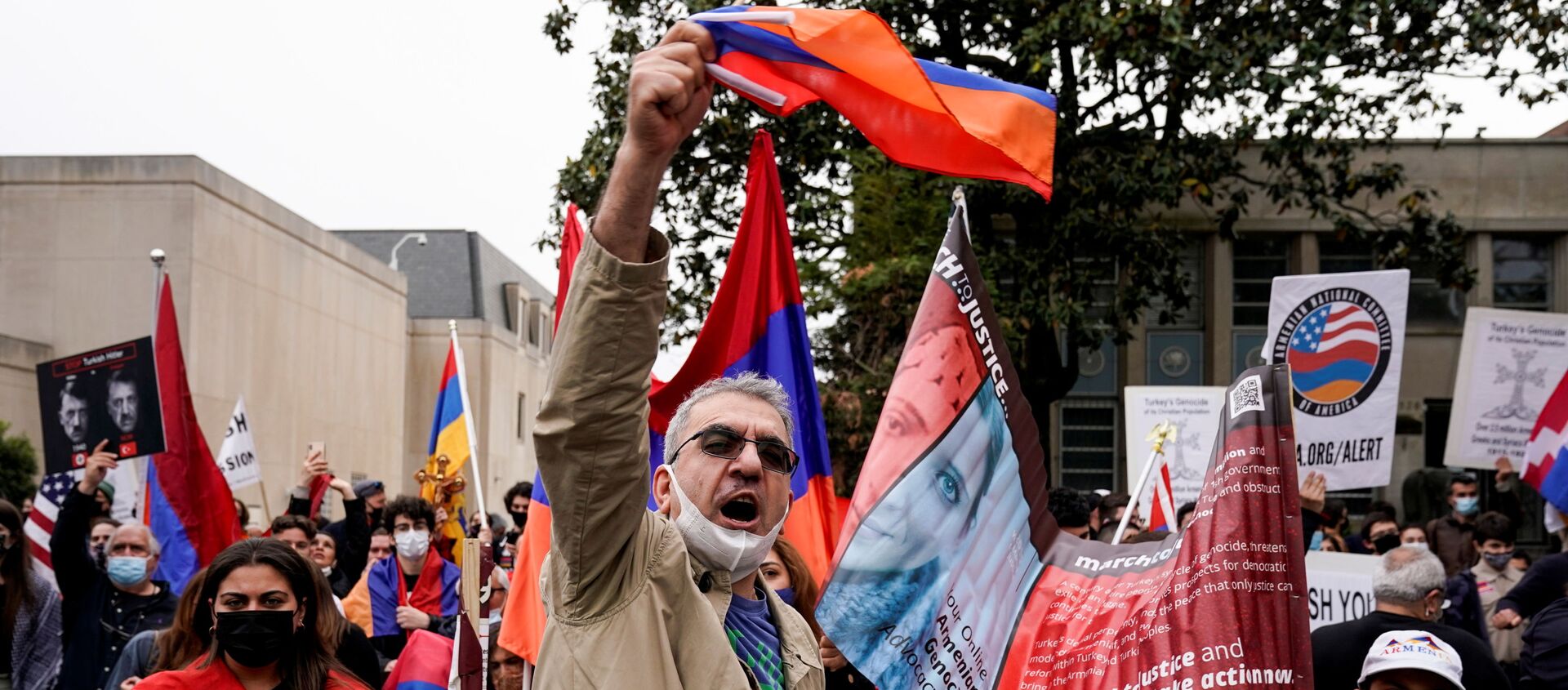 Members of the Armenian diaspora rally in front of the Turkish Embassy after U.S. President Joe Biden recognized that the 1915 massacres of Armenians in the Ottoman Empire constituted genocide in Washington, U.S., April 24, 2021.  - Sputnik International, 1920, 27.04.2021