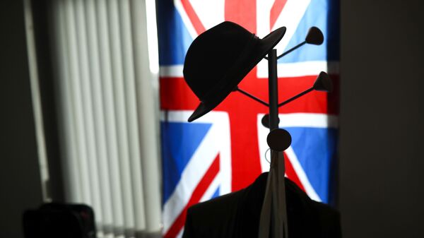 A hat hangs on a coat stand in front of the Union flag (File) - Sputnik International