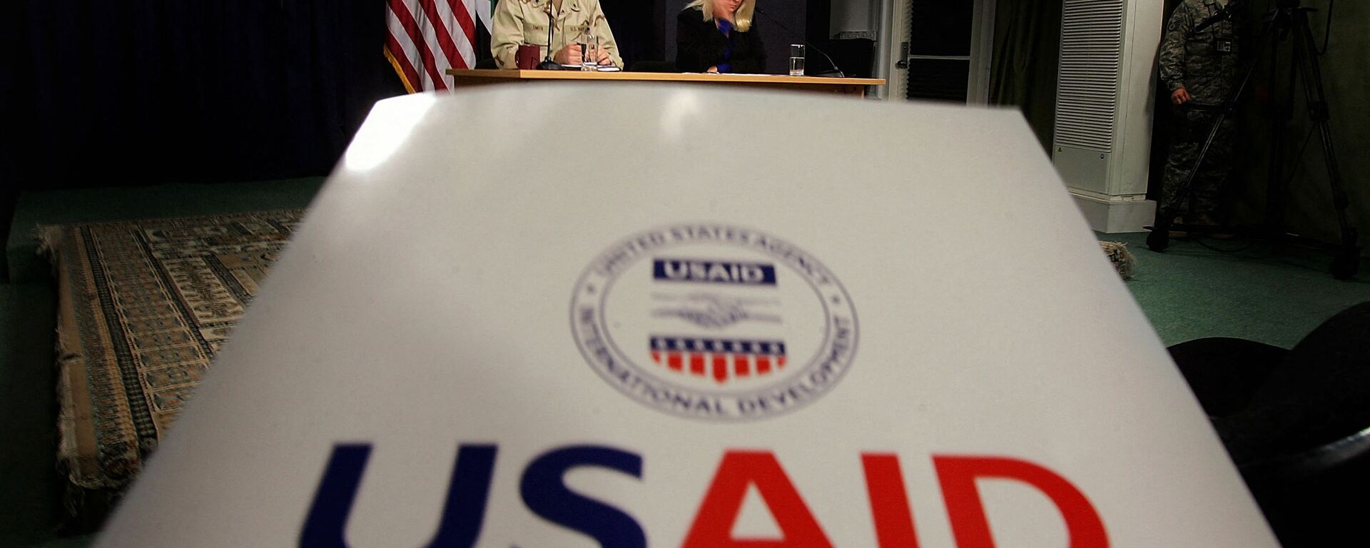 Denise Herbol (C-R), deputy director of the United States Agency for International Development – Iraq (USAID), and Rear Adm. Gregory Smith (L), director of the Multi-National Force-Iraq's Communications Division hold a joint press conference at the heavily fortified Green Zone area in Baghdad, 13 January 2008 - Sputnik International, 1920, 03.10.2023