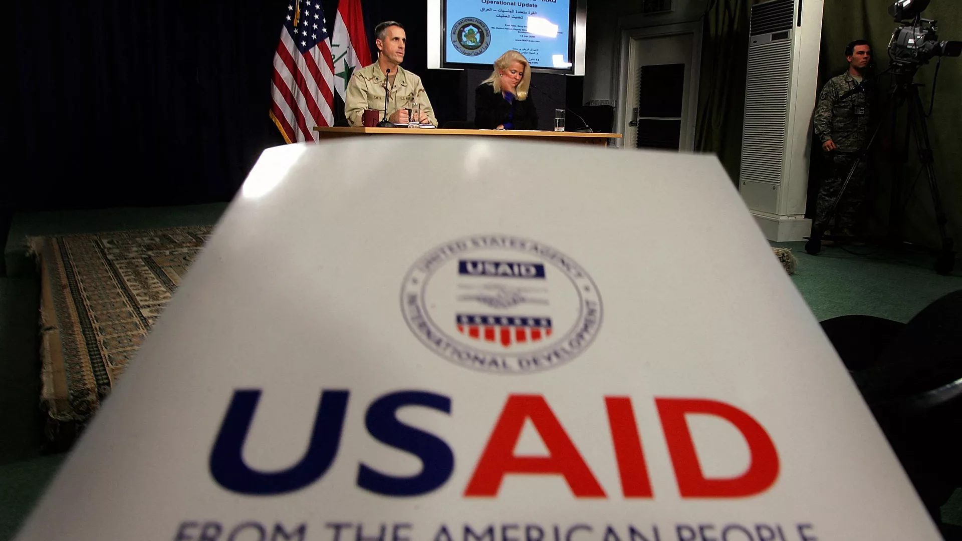 Denise Herbol (C-R), deputy director of the United States Agency for International Development – Iraq (USAID), and Rear Adm. Gregory Smith (L), director of the Multi-National Force-Iraq's Communications Division hold a joint press conference at the heavily fortified Green Zone area in Baghdad, 13 January 2008 - Sputnik International, 1920, 03.02.2025