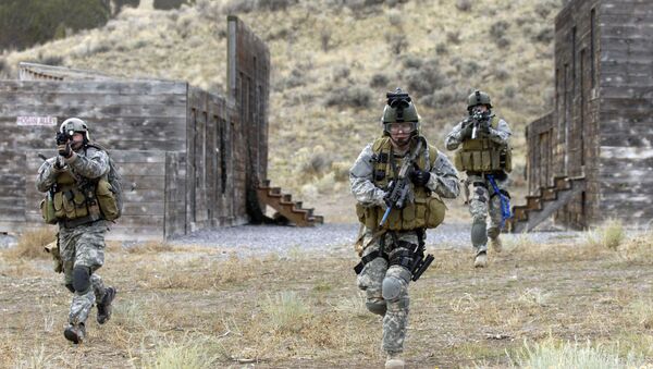 U.S. Army Soldiers from the 19th Special Forces, Utah National Guard conduct an urban village assault Nov. 13, 2007, at Camp Williams, Utah, during an extraction of a simulated downed pilot as a part of a Combat Search and Rescue (CSAR) Integration exercise. - Sputnik International