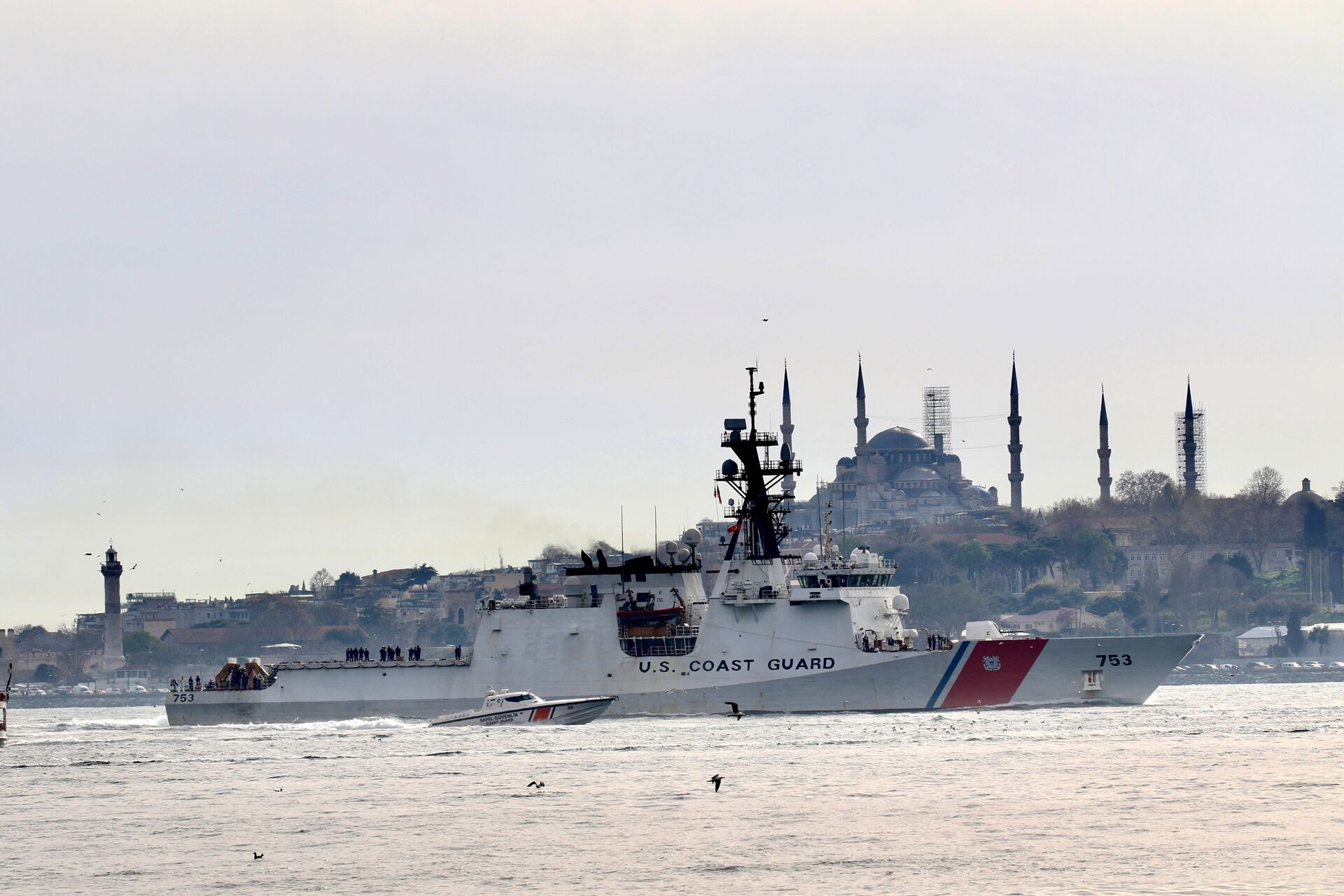 U.S. Coast Guard Legend-class national security cutter USCGC Hamilton (WMSL 753) sets sail in the Bosphorus, on its way to the Black Sea, in Istanbul, Turkey April 27, 2021. - Sputnik International, 1920, 07.09.2021