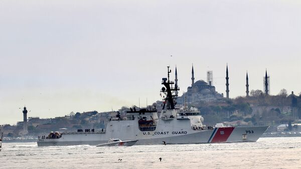 U.S. Coast Guard Legend-class national security cutter USCGC Hamilton (WMSL 753) sets sail in the Bosphorus, on its way to the Black Sea, in Istanbul, Turkey April 27, 2021. - Sputnik International