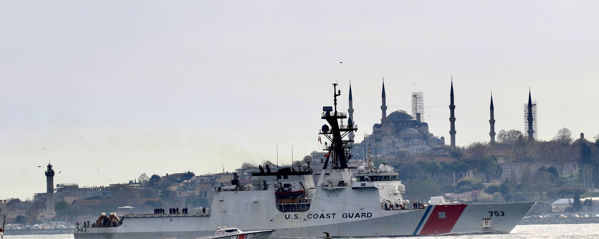 U.S. Coast Guard Legend-class national security cutter USCGC Hamilton (WMSL 753) sets sail in the Bosphorus, on its way to the Black Sea, in Istanbul, Turkey April 27, 2021. - Sputnik International, 1920, 04.03.2022