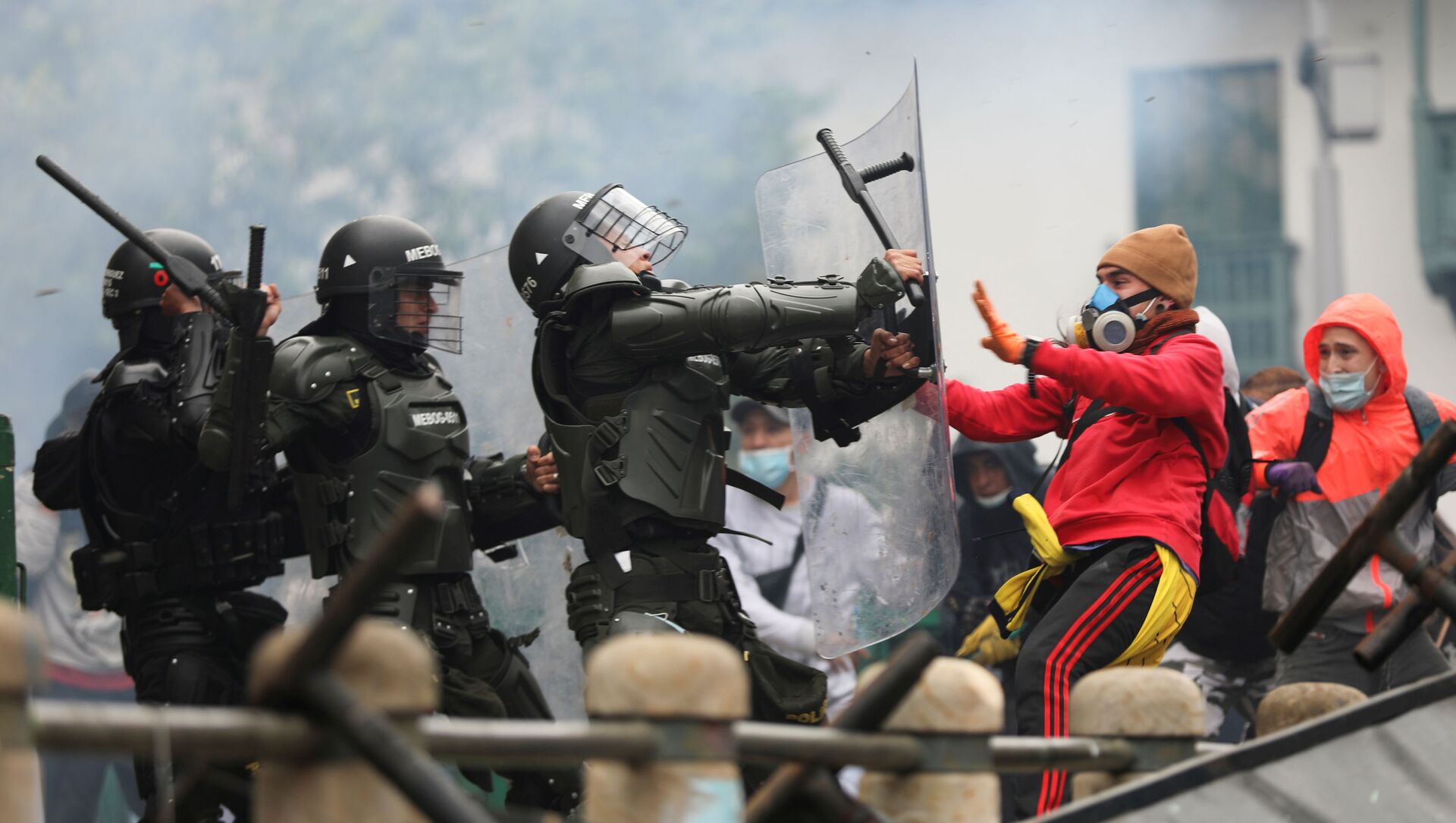 Demonstrators clash with members of security forces during a protest against the tax reform of President Ivan Duque's government in Bogota, Colombia April 28, 2021 - Sputnik International, 1920, 29.04.2021