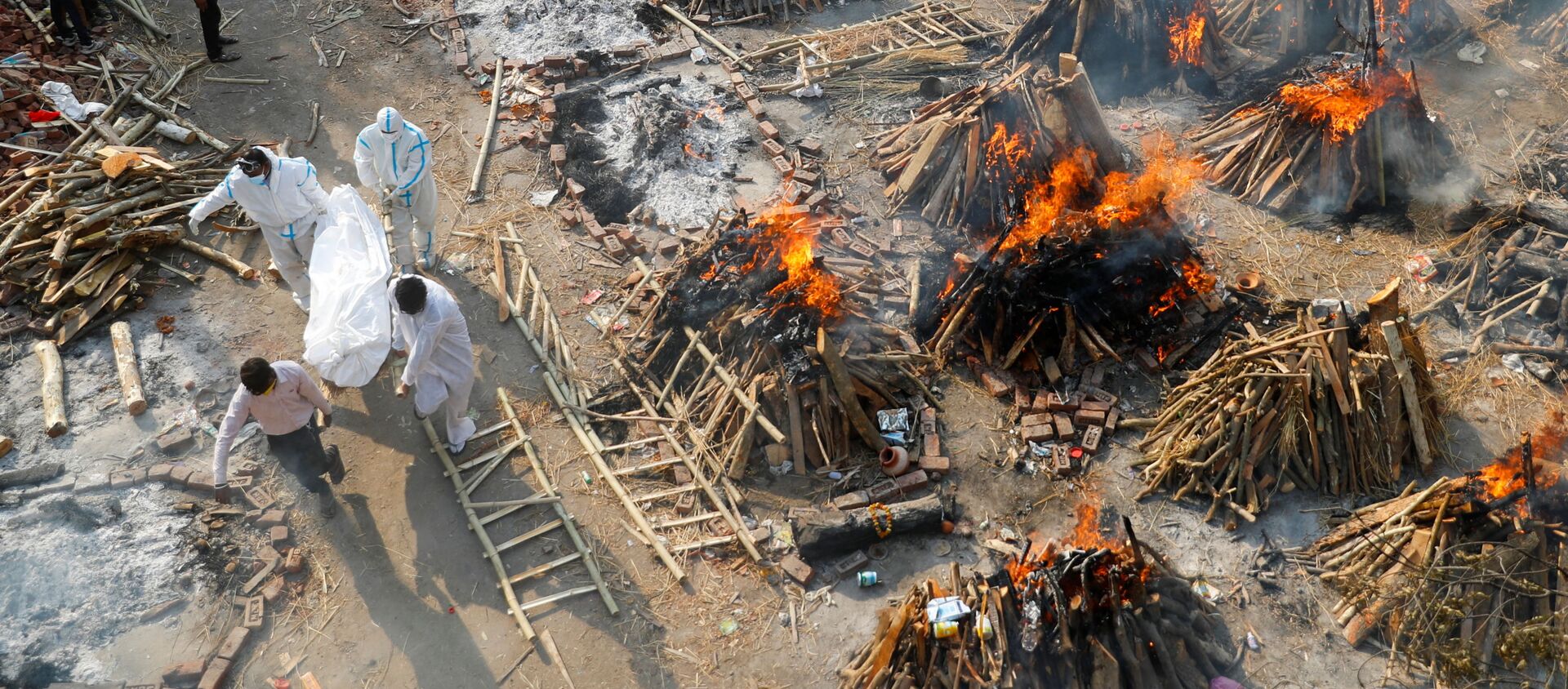 A general view of the mass cremation of those who died from the coronavirus disease (COVID-19) at a crematorium in New Delhi, India April 26, 2021 - Sputnik International, 1920