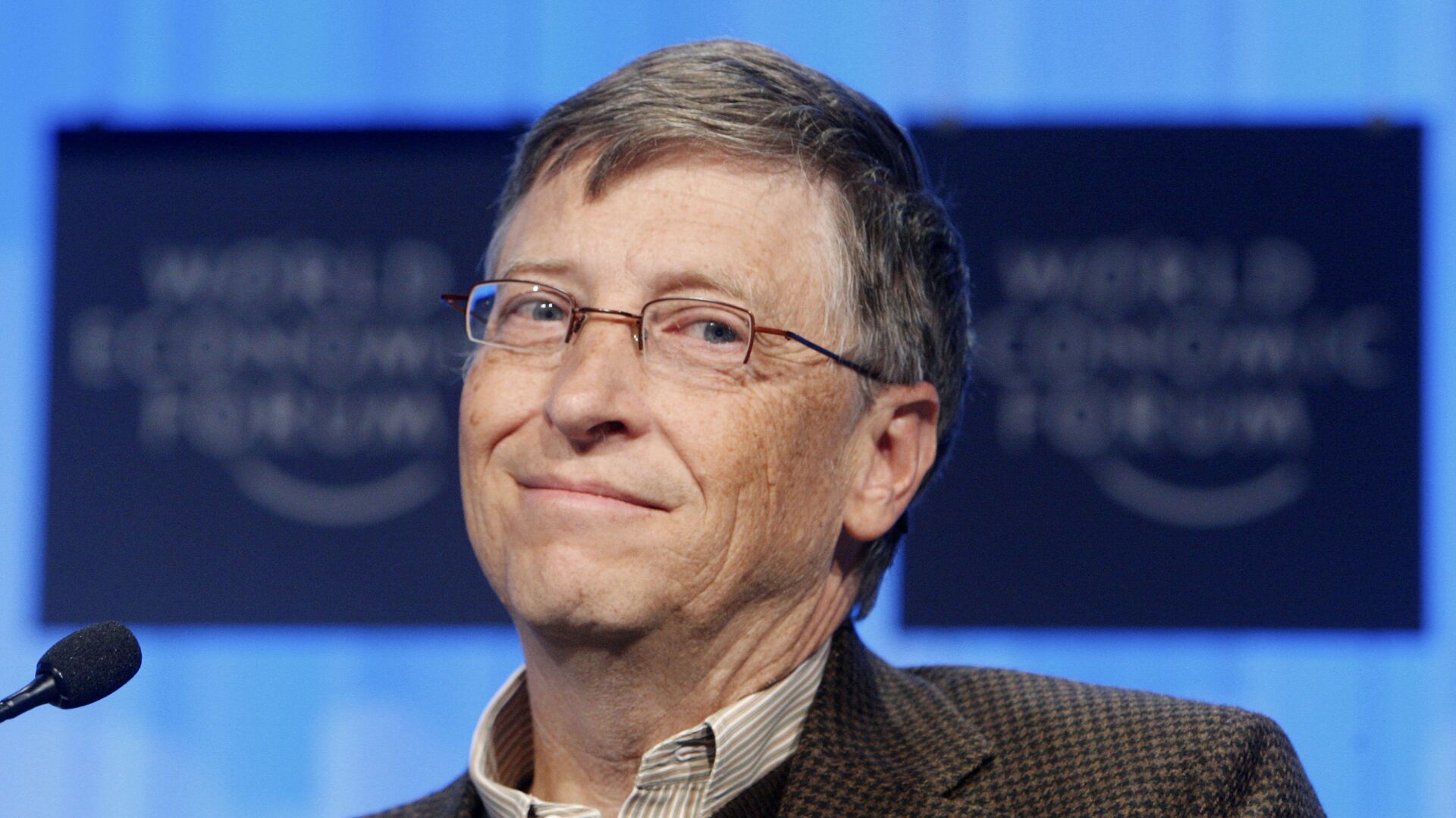 Microsoft founder Bill Gates looks on during a panel discussion on Meeting the Millennium Development Goals, at the World Economic Forum in Davos, Switzerland, Friday, Jan. 29, 2010 - Sputnik International, 1920, 29.04.2021