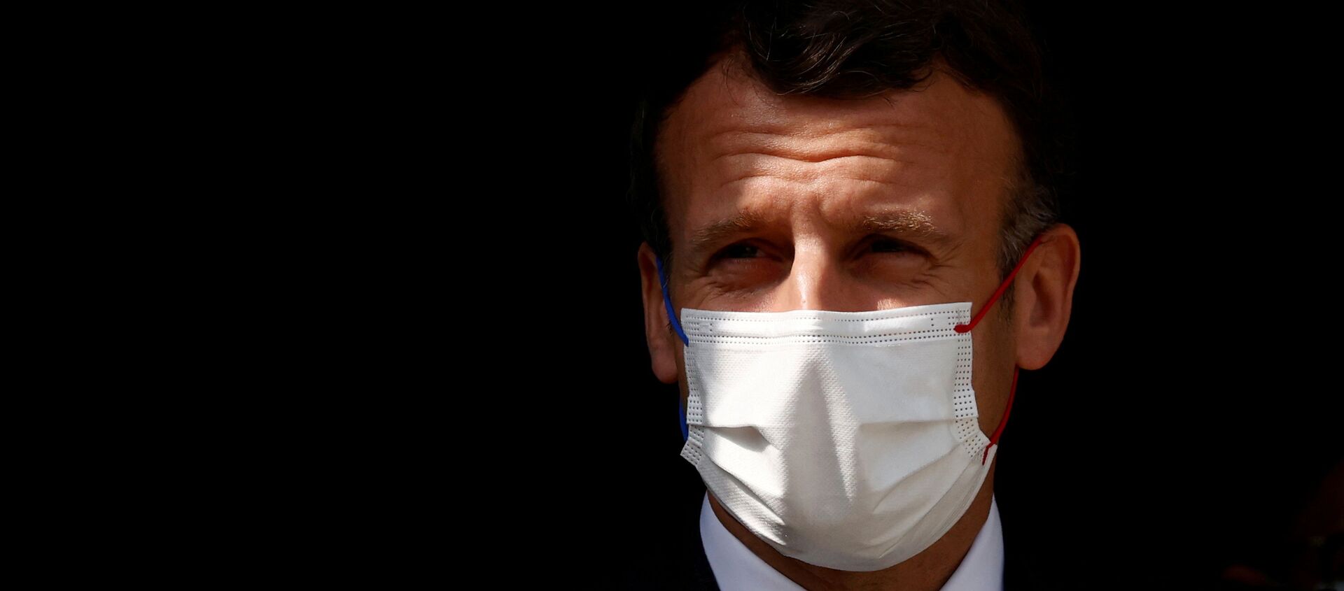 French President Emmanuel Macron, wearing a protective face mask, visits a child psychiatry department at Reims hospital to discuss the psychological impact of the COVID-19 crisis and the lockdown on children and teenagers in France, April 14, 2021.  - Sputnik International, 1920