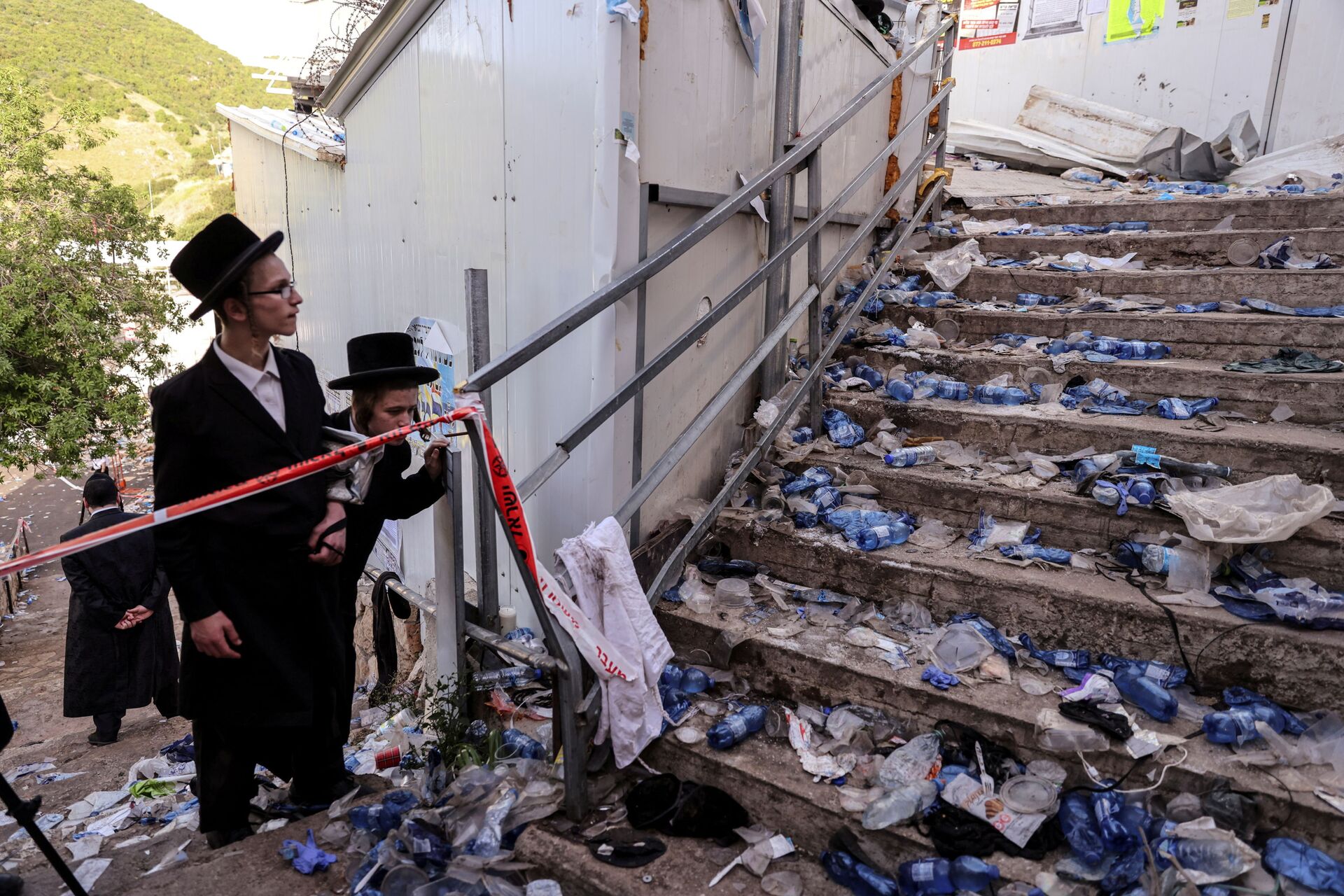 Ultra Orthodox Jews look at stairs with waste on it in Mount Meron, northern Israel, where fatalities were reported among the thousands of ultra-Orthodox Jews gathered at the tomb of a 2nd-century sage for annual commemorations that include all-night prayer and dance, April 30, 2021 - Sputnik International, 1920, 30.12.2021