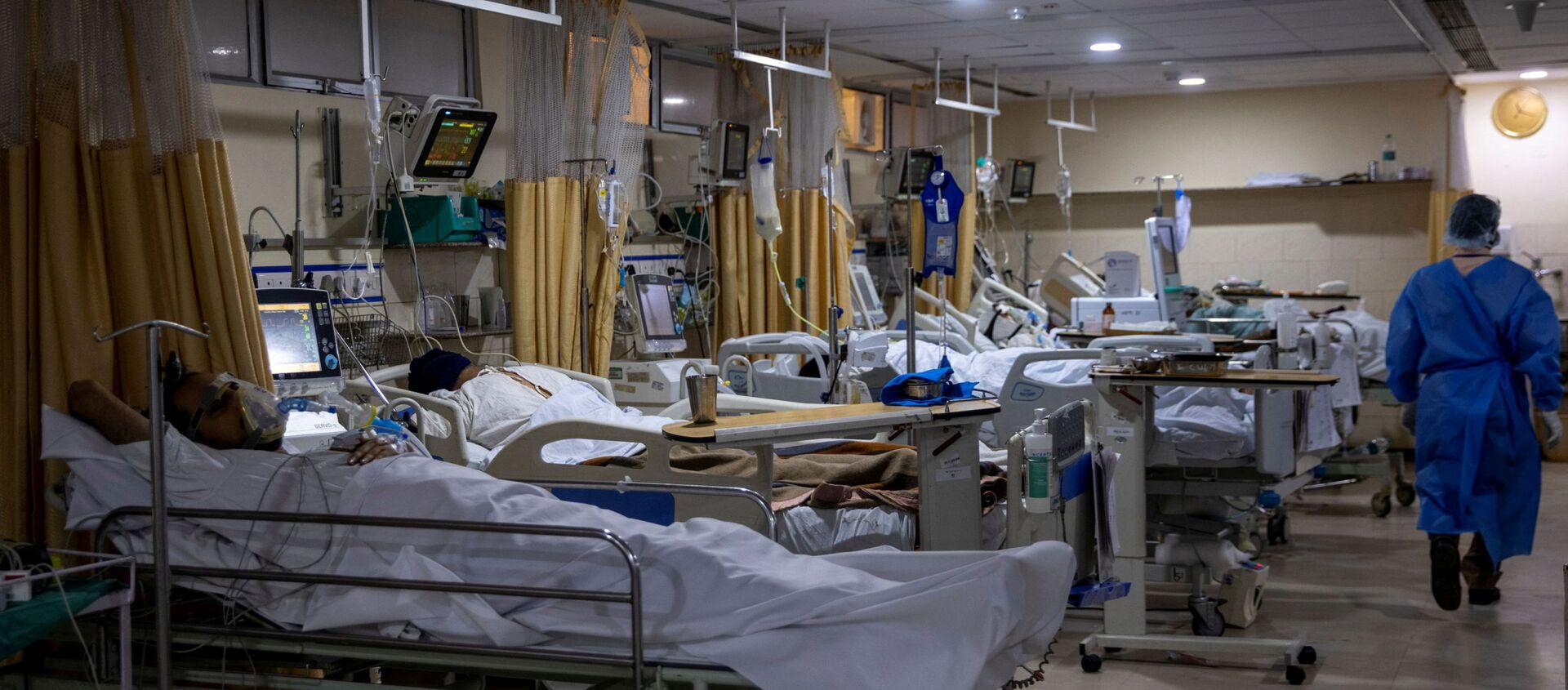 Patients suffering from the coronavirus disease (COVID-19) are seen inside the ICU ward at Holy Family Hospital in New Delhi, India - Sputnik International, 1920, 04.06.2021