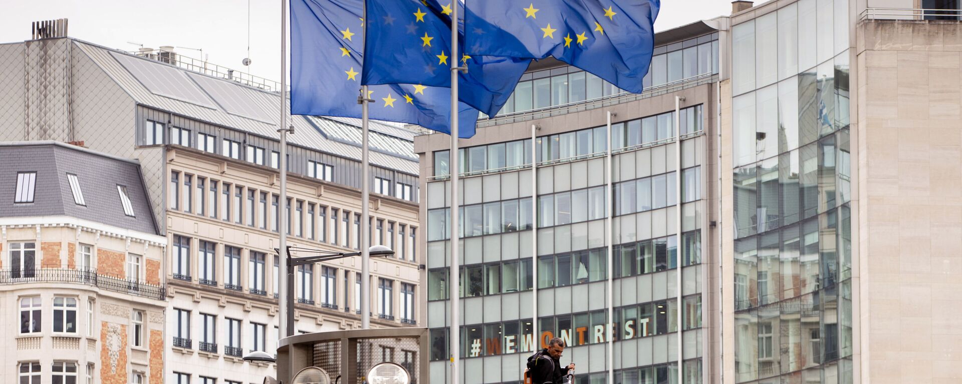 European Union flags flap in the wind as two gardeners work on the outside of EU headquarters in Brussels, Wednesday, Sept. 11, 2019.  - Sputnik International, 1920, 09.09.2022
