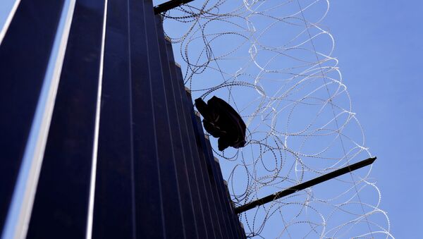 A shirt from a migrant hangs on razor wire at the U.S. border with Mexico in Calexico, California, U.S., April 8, 2021. - Sputnik International