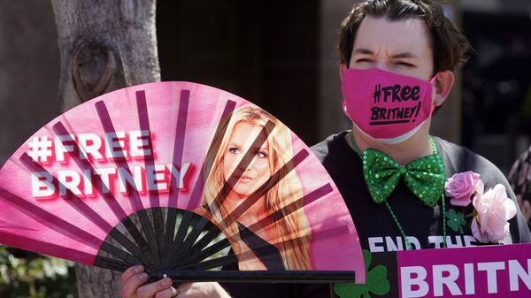 Britney Spears supporter Dustin Strand of Phoenix holds a hand fan outside a court hearing concerning the pop singer's conservatorship at the Stanley Mosk Courthouse, Wednesday, March 17, 2021, in Los Angeles - Sputnik International