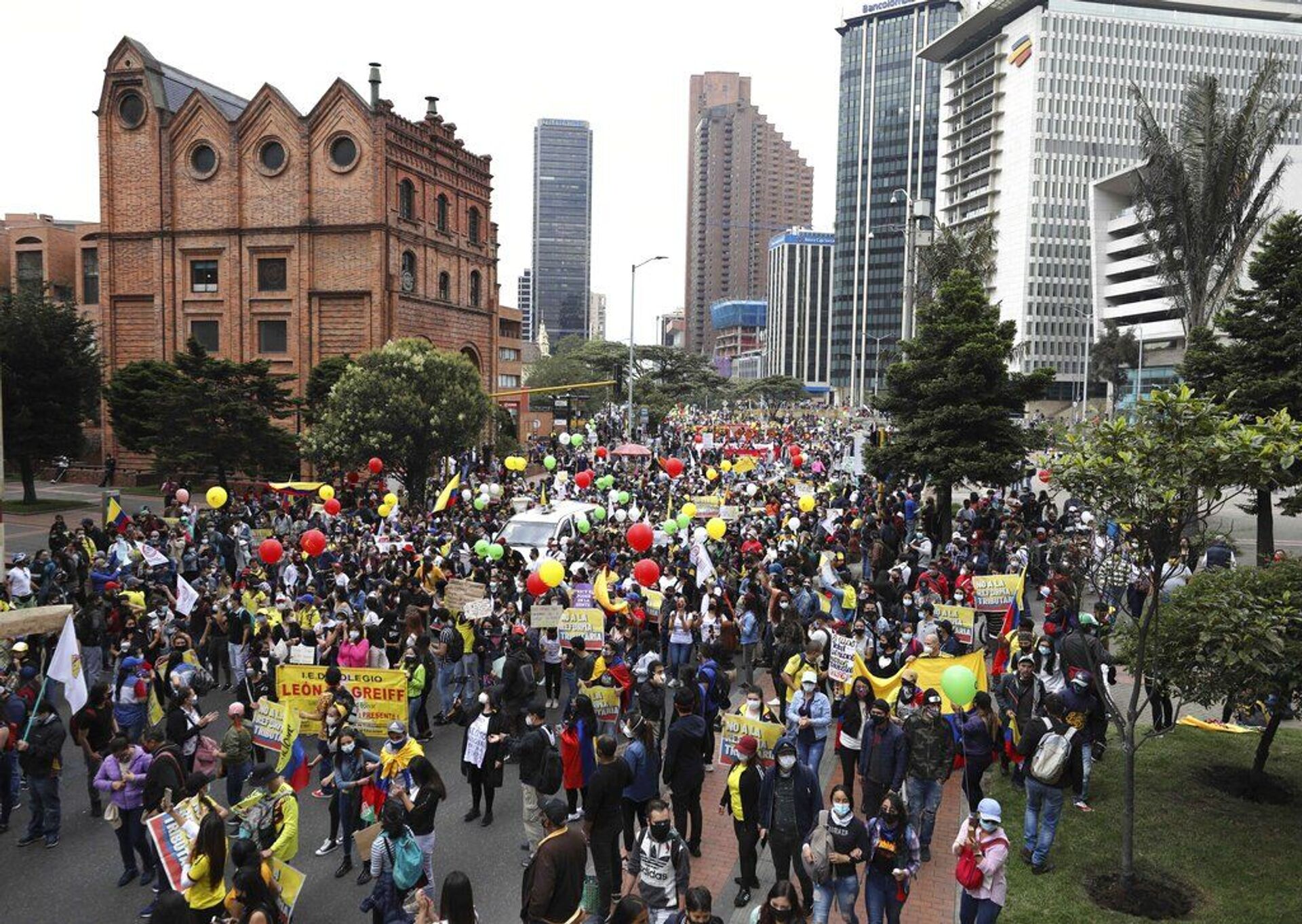 Riots, Vandalism, and Police Officers on Fire: Colombians Protest Proposed Tax Reform – Photo, Video - Sputnik International, 1920, 01.05.2021