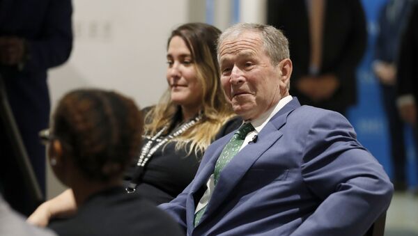 Former President George W. Bush chats with Big Thought staff and youth participants, a non-profit youth program, during a conversation at the Meadows School of the Arts in Dallas, Thursday, June 27, 2019.  - Sputnik International