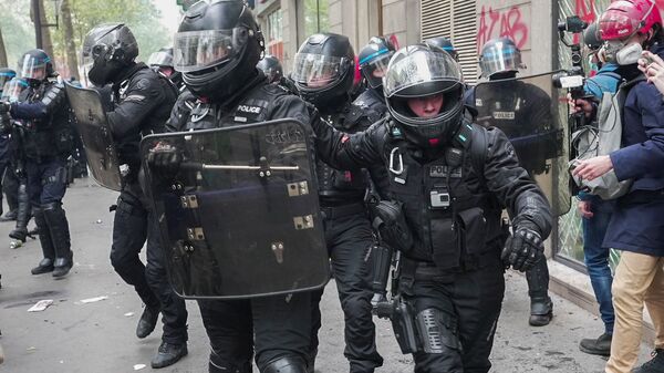 French riot police walk in formation during clashes with protesters as part of the traditional May Day protests, amid the coronavirus disease (COVID-19) outbreak in Paris, France, May 1, 2021. - Sputnik International