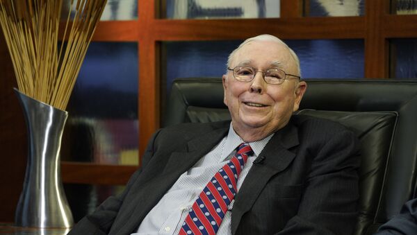 Berkshire Hathaway Vice Chairman Charlie Munger smiles during an interview in Omaha, Neb., Monday, May 7, 2018, with Liz Claman on Fox Business Network's Countdown to the Closing Bell. - Sputnik International