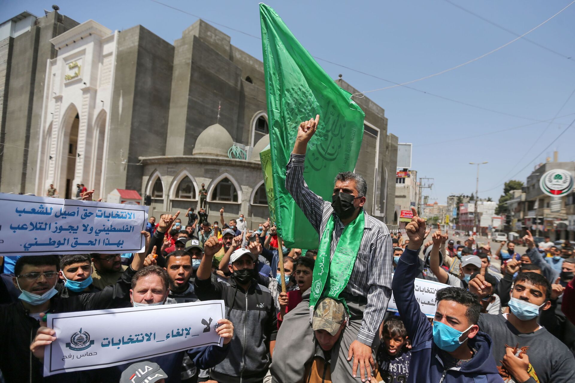 Hamas supporters take part in a protest against Palestinian President Mahmoud Abbas' decision to postpone planned parliamentary elections, in the southern Gaza Strip on April 30, 2021.  - Sputnik International, 1920, 04.11.2021