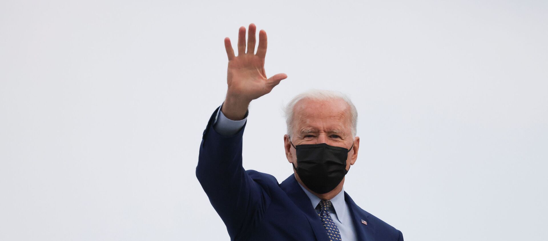 U.S. President Joe Biden waves as he boards Air Force One after attending the Democratic National Committee's Back on Track drive-in car rally to celebrate the president's 100th day in office, at Dobbins Air Reserve Base enroute to Joint Base Andrews, in Marietta, Georgia, U.S., April 29, 2021. - Sputnik International, 1920, 02.05.2021