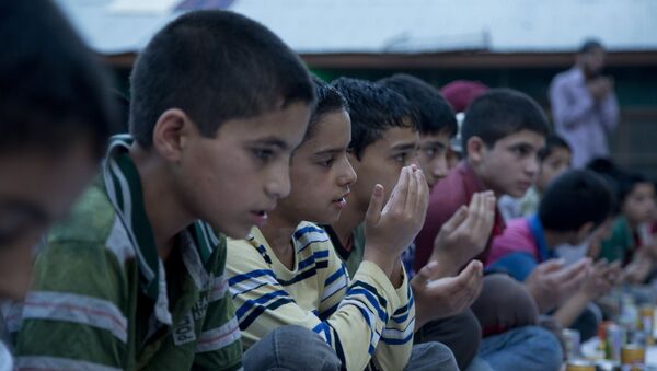 Kashmiri Muslim orphan children pray as they wait to break their day-long fast, at the Rahat Manzil Orphanage in Srinagar, Indian controlled Kashmir, Monday,6  July 2015. (AP Photo/Dar Yasin) - Sputnik International