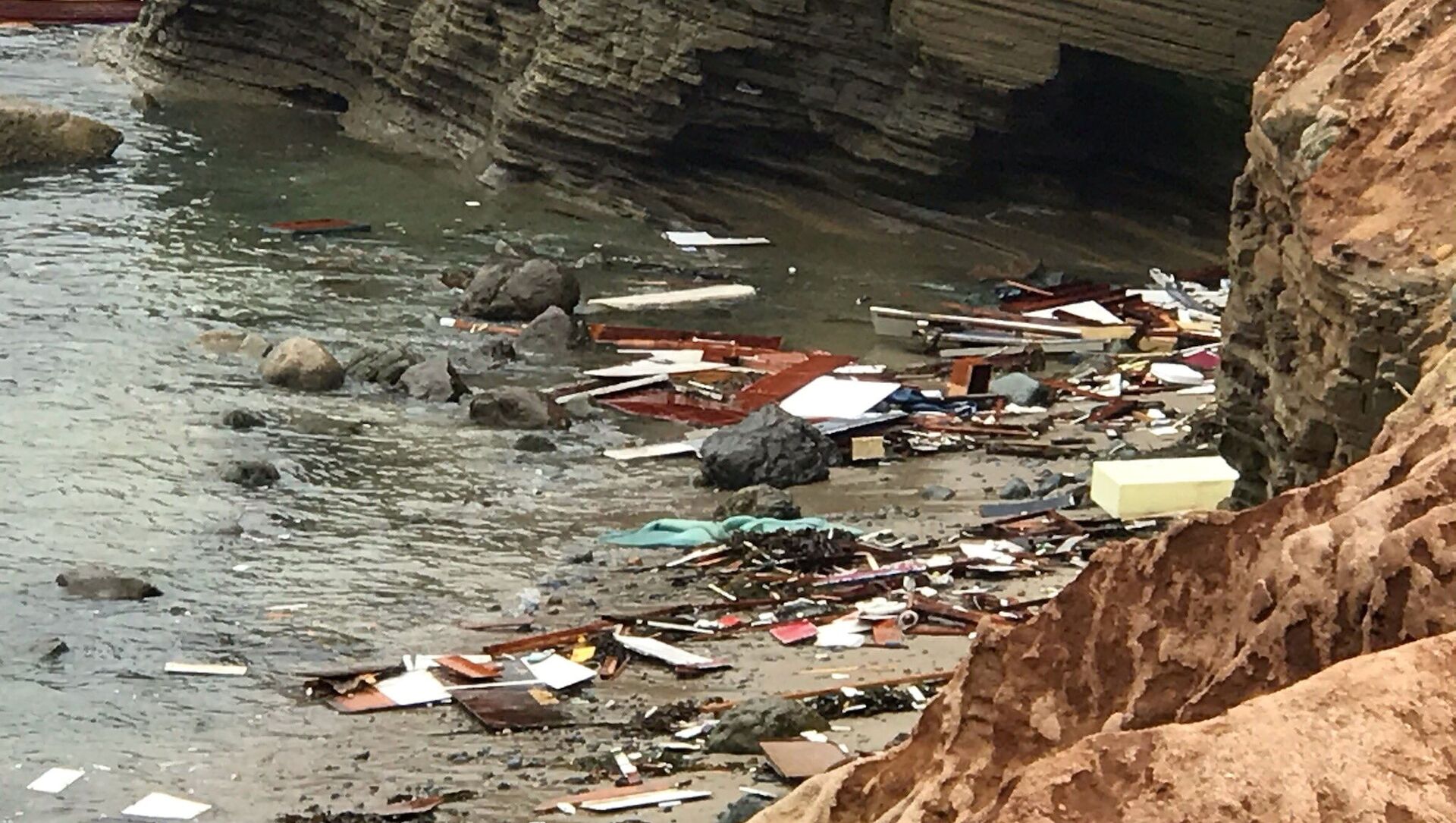 Debris lies in the water after a deadly boat incident, where a 40' cabin cruiser broke up along rocks at Point Loma, San Diego, California, U.S., May 2, 2021 in this image obtained from social media. Picture taken May 2, 2021. San Diego Fire-Rescue Department via REUTERS  - Sputnik International, 1920, 03.05.2021