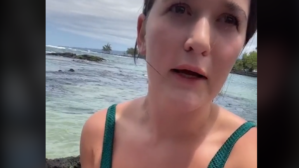 Screenshot from a TikTok video by Savannah Sims in which she claims she was pressured to leave a Hawaii beach because of her bikini swimwear - Sputnik International