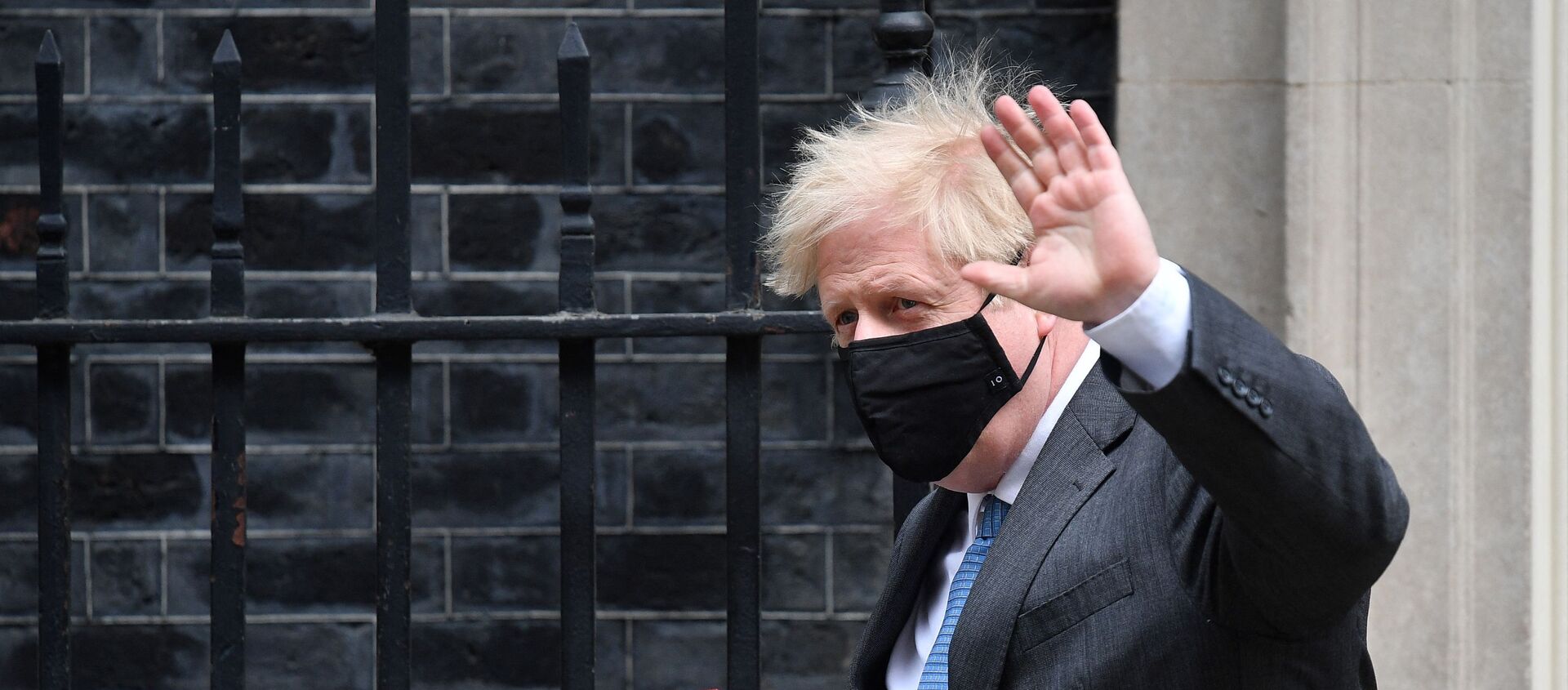 Britain's Prime Minister Boris Johnson leaves 10 Downing Street in central London on April 28, 2021, to take part in the weekly session of Prime Minister's Questions (PMQs) at the House of Commons - Sputnik International, 1920, 04.05.2021