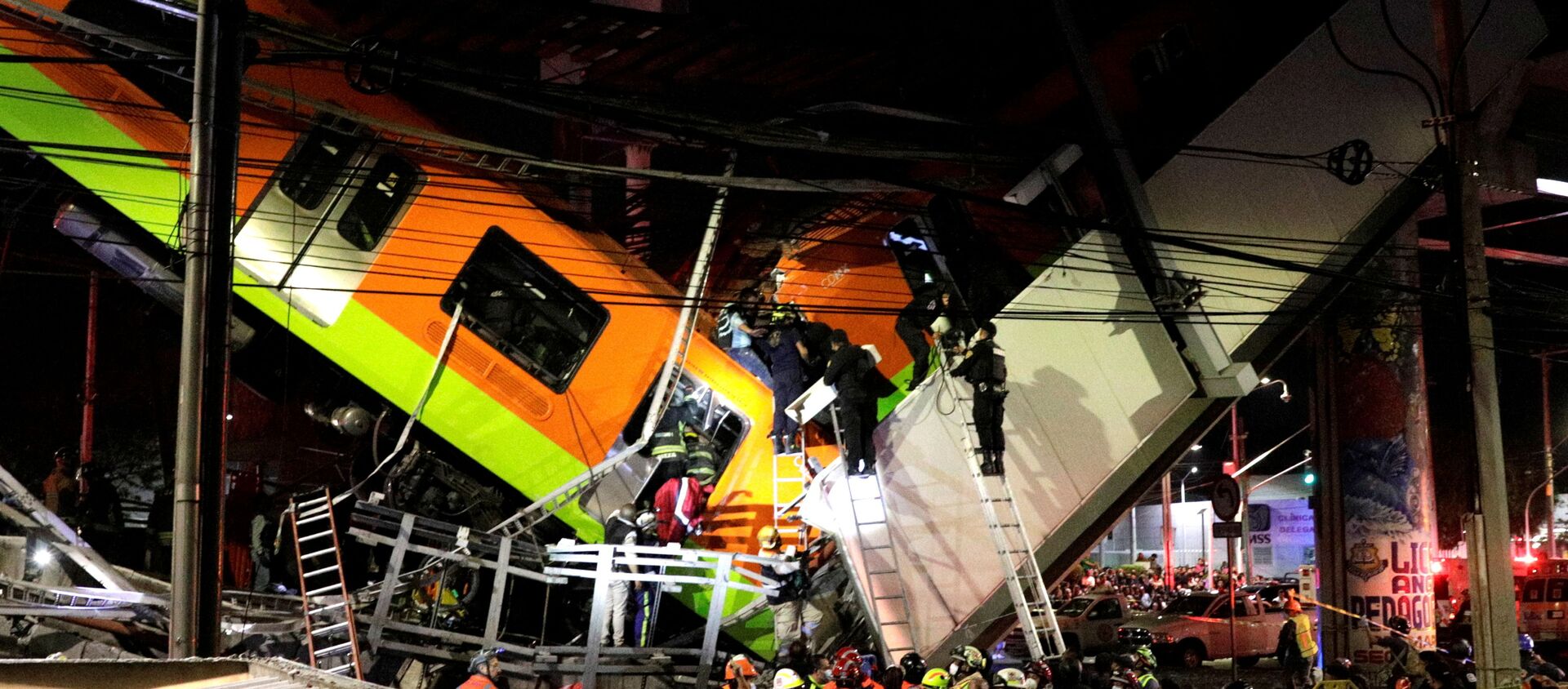 Rescuers work at a site where an overpass for a metro partially collapsed with train cars on it at Olivos station in Mexico City, Mexico May 03, 2021.  - Sputnik International, 1920