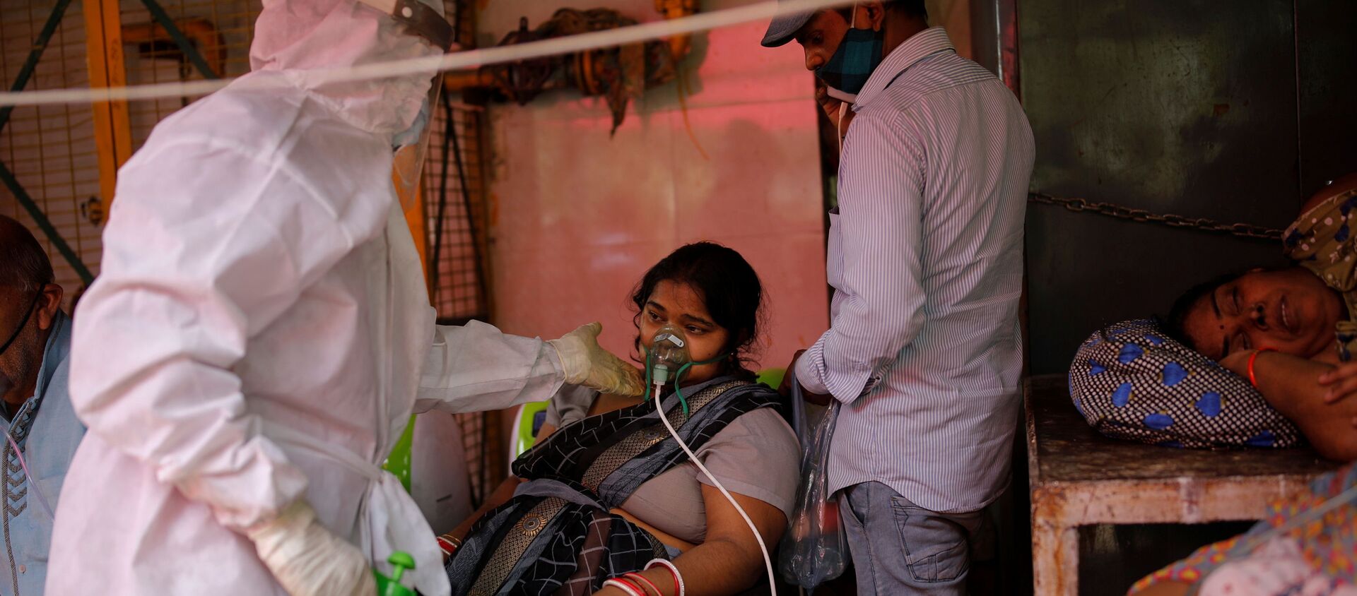A woman with a breathing problem receives oxygen support for free at a Gurudwara (Sikh temple), amidst the spread of coronavirus disease (COVID-19), in Ghaziabad, India, April 30, 2021. REUTERS/Adnan Abidi - Sputnik International, 1920, 21.05.2021
