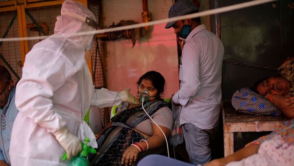 A woman with a breathing problem receives oxygen support for free at a Gurudwara (Sikh temple), amidst the spread of coronavirus disease (COVID-19), in Ghaziabad, India, April 30, 2021. REUTERS/Adnan Abidi - Sputnik International