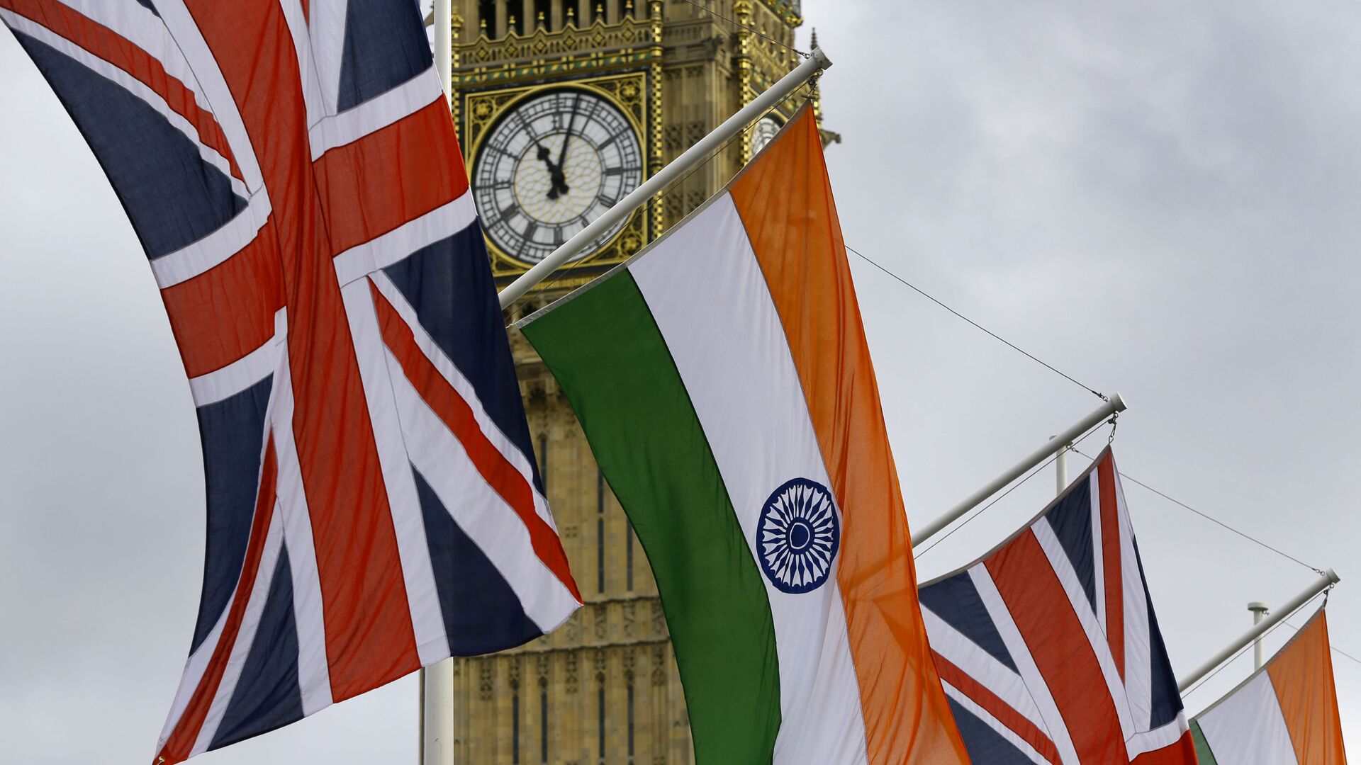 The Union and Indian flags hang near  the London landmark Big Ben  in Parliament Square in London, Thursday, Nov. 12, 2015. - Sputnik International, 1920, 02.01.2022