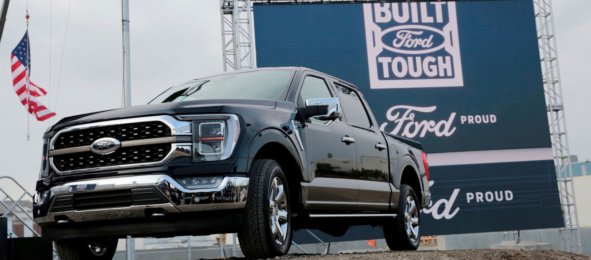 Ford Motor Co displays a new 2021 Ford F-150 pickup truck at the Rouge Complex in Dearborn, Michigan, U.S. September 17, 2020 - Sputnik International, 1920, 04.05.2021