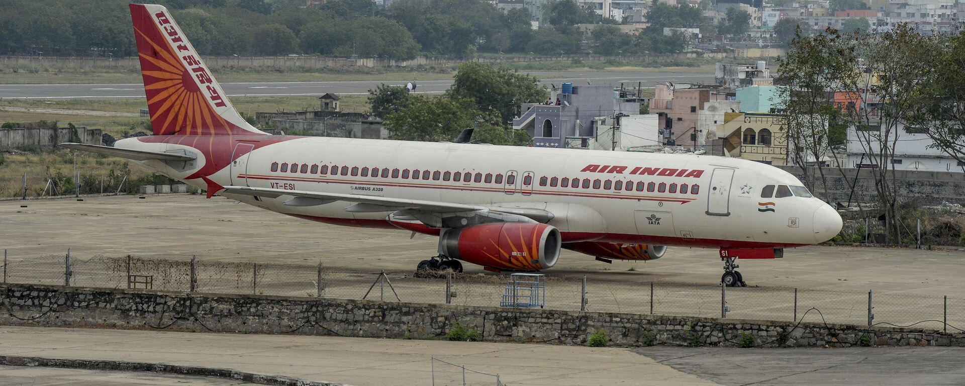 A security personnel stands guard near an Air India Airbus A-320  displayed at Begumpet Airport in Hyderabad on March 14, 2020. - Sputnik International, 1920, 20.05.2022