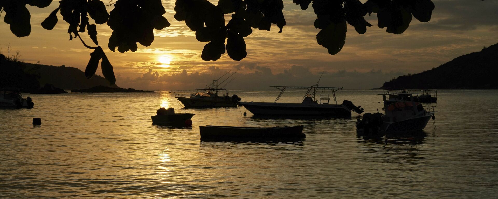 FILE - In this Friday, March 1, 2019 file photo, the sun sets over a small bay with fishing and pleasure crafts at anchor, on Mahe island, Seychelles.  - Sputnik International, 1920