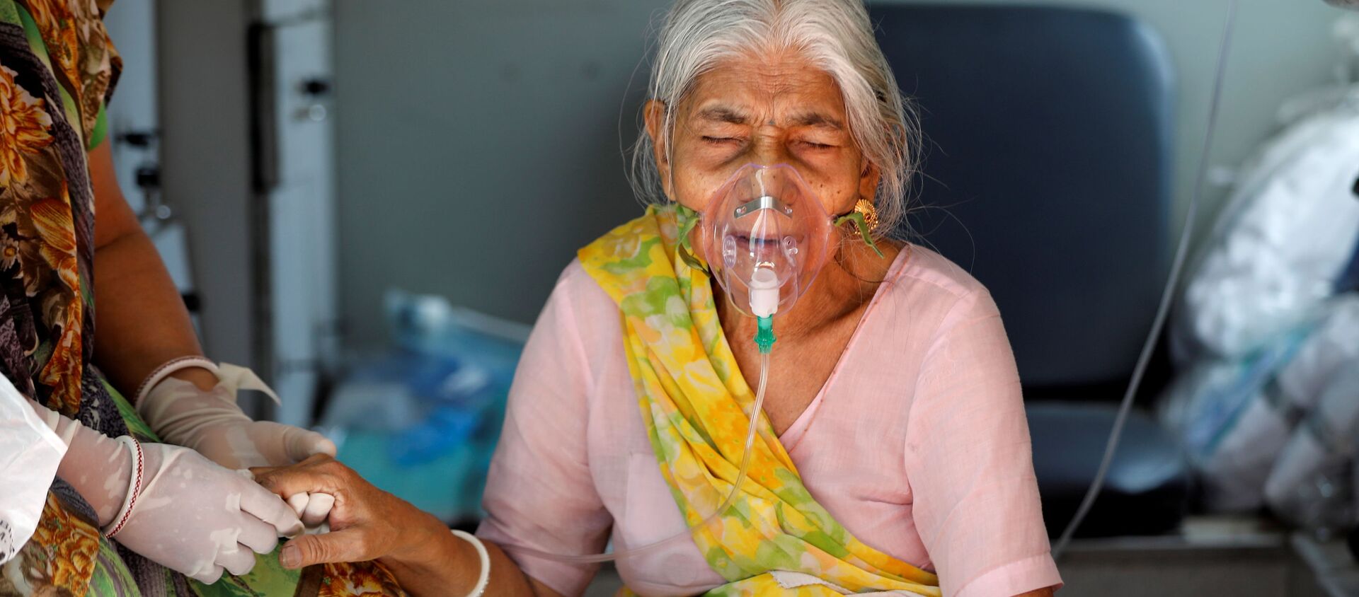 Lilaben Gautambhai Modi, 80, wearing an oxygen mask, sits inside an ambulance as she waits to enter a COVID-19 hospital for treatment, amidst the spread of the coronavirus disease (COVID-19), in Ahmedabad, India, May 5, 2021.  - Sputnik International, 1920, 05.05.2021