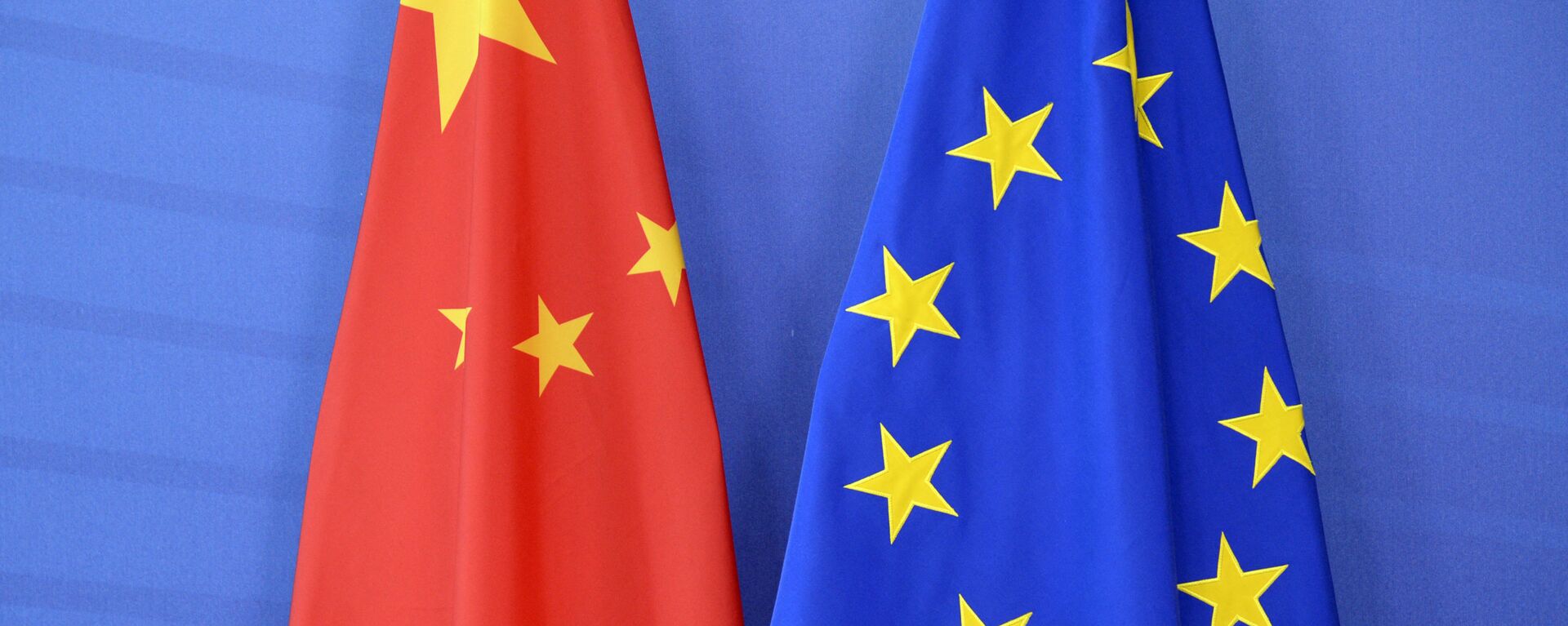 The Chinese flag(L) is draped beside the European Union (EU) during an EU- China Summit at the European Union Commission headquarters in Brussels on June 29, 2015 - Sputnik International, 1920, 08.06.2023