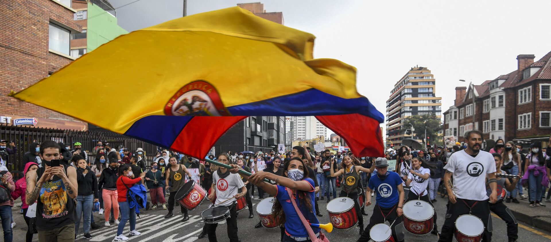 A woman waves a Colombian national flag during a protest against a tax reform proposed by Colombian President Ivan Duque's government in Bogota, on 4 May 2021. The international community on Tuesday decried what the UN described as an excessive use of force by security officers in Colombia after official data showed 19 people killed and 846 injured during anti-government protests. - Sputnik International, 1920, 05.05.2021