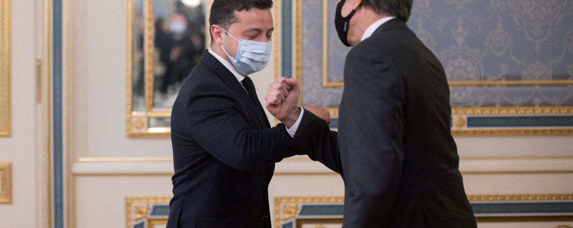 This handout photograph taken and released by the Ukrainian Presidential Press Service on May 6, 2021, shows Ukrainian President Volodymyr Zelensky (L) welcoming US Secretary of State Antony Blinken prior to their talks in Kiev. - Sputnik International, 1920, 06.05.2021