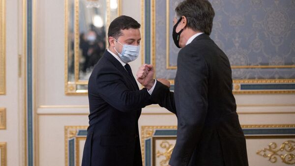 This handout photograph taken and released by the Ukrainian Presidential Press Service on May 6, 2021, shows Ukrainian President Volodymyr Zelensky (L) welcoming US Secretary of State Antony Blinken prior to their talks in Kiev. - Sputnik International