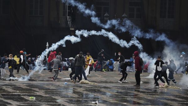 Anti-government protesters return tear gas canisters at the police during clashes in Bogota, Colombia, Wednesday, 5 May 2021. - Sputnik International