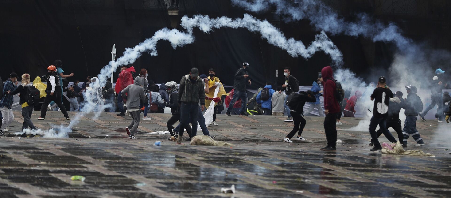 Anti-government protesters return tear gas canisters at the police during clashes in Bogota, Colombia, Wednesday, 5 May 2021. - Sputnik International, 1920, 07.05.2021