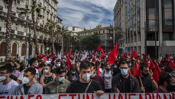  Demonstrators wearing protective face masks against the coronavirus, Covid-19, and members of the Greek Labour Union (PAME) protest during a strike against the new Labour law, in central Athens on May 6, 2021. - Sputnik International