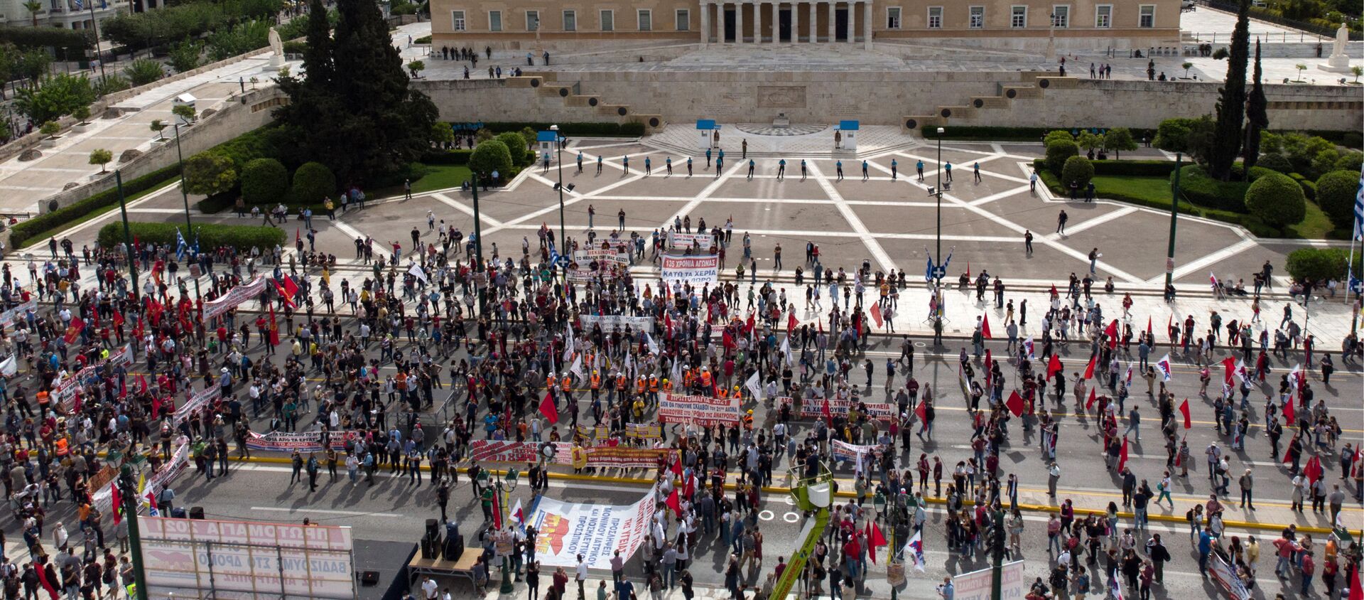 Members of the Greek Labour Union (PAME) protests past the Hellenic Parliament during a strike against the new Labour law, in central Athens on May 6, 2021.  - Sputnik International, 1920