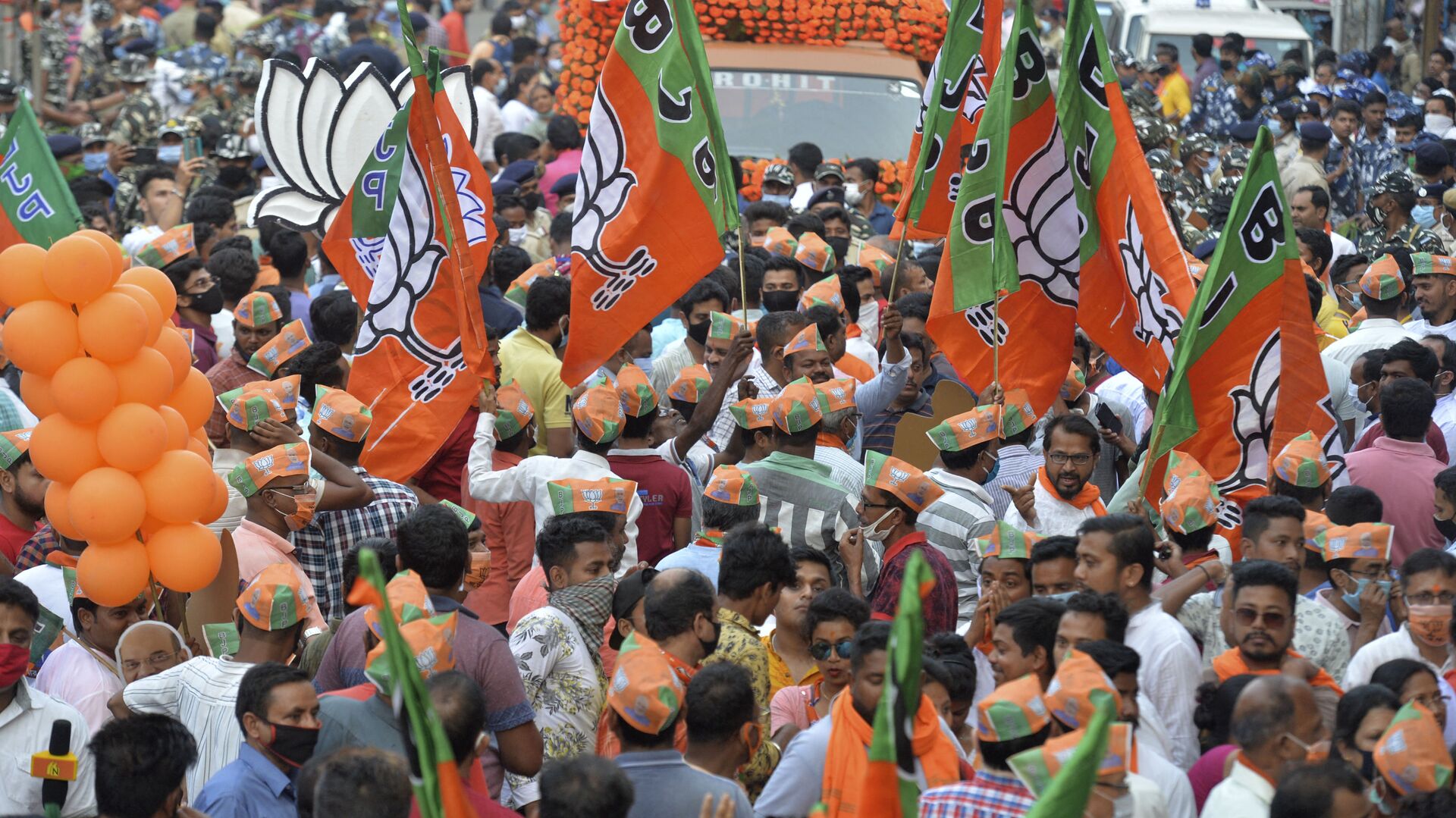 Supporters of Bharatiya Janata Party (BJP) wait for the arrival of India’s Home Minister and leader of the BJP Amit Shah for a roadshow during the ongoing West Bengal's state legislative assembly elections in Siliguri on April 12, 2021.  - Sputnik International, 1920, 07.01.2022